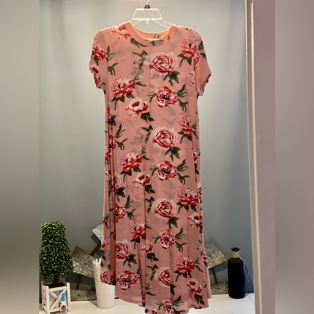 Short- sleeved dress with high neck.